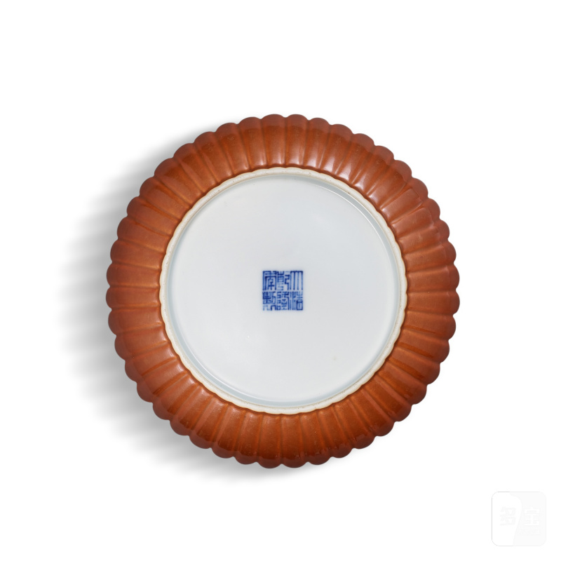 A café-au-lait-glazed 'chrysanthemums' dish, Seal mark and period of Qianlong | 清乾隆 紫金釉菊瓣盤 《大清乾隆年製》款 - 图2